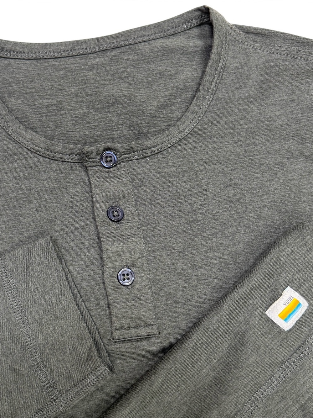 Vuori Shirt Men Medium Grey Ease Performance Long Sleeve Henley Athletic Stretch
